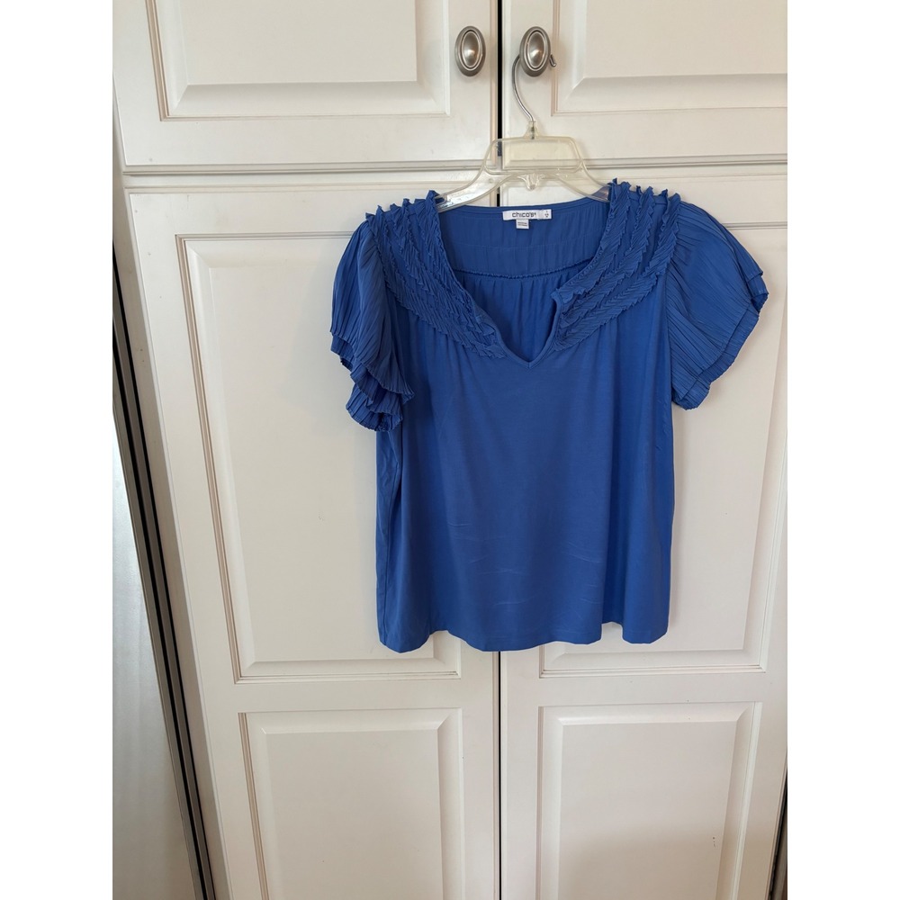 Chicos Blue Ruffle Neck Pleated Flutter Sleeve Knit Blouse Top Size 1 Medium